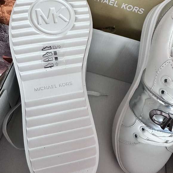 NEW Michael Kors Sneakers Size 7 - Picture 9 of 9